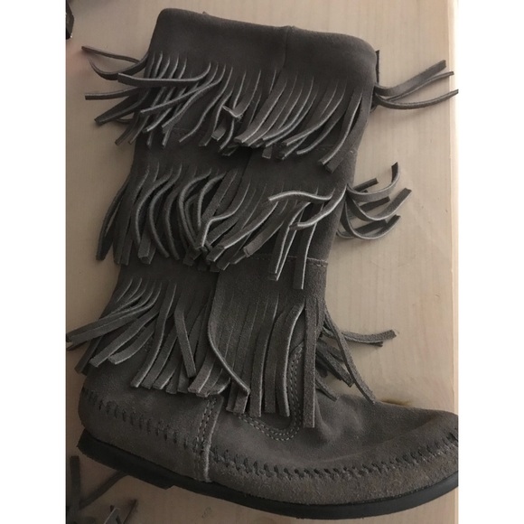 Minnetonka 3 layer fringe suede boot👢 - Picture 2 of 4